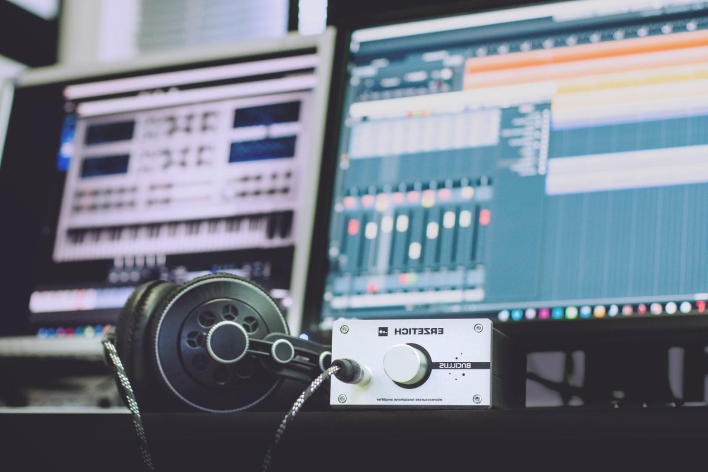 Ambiente di lavoro compositivo con spartiti e strumenti